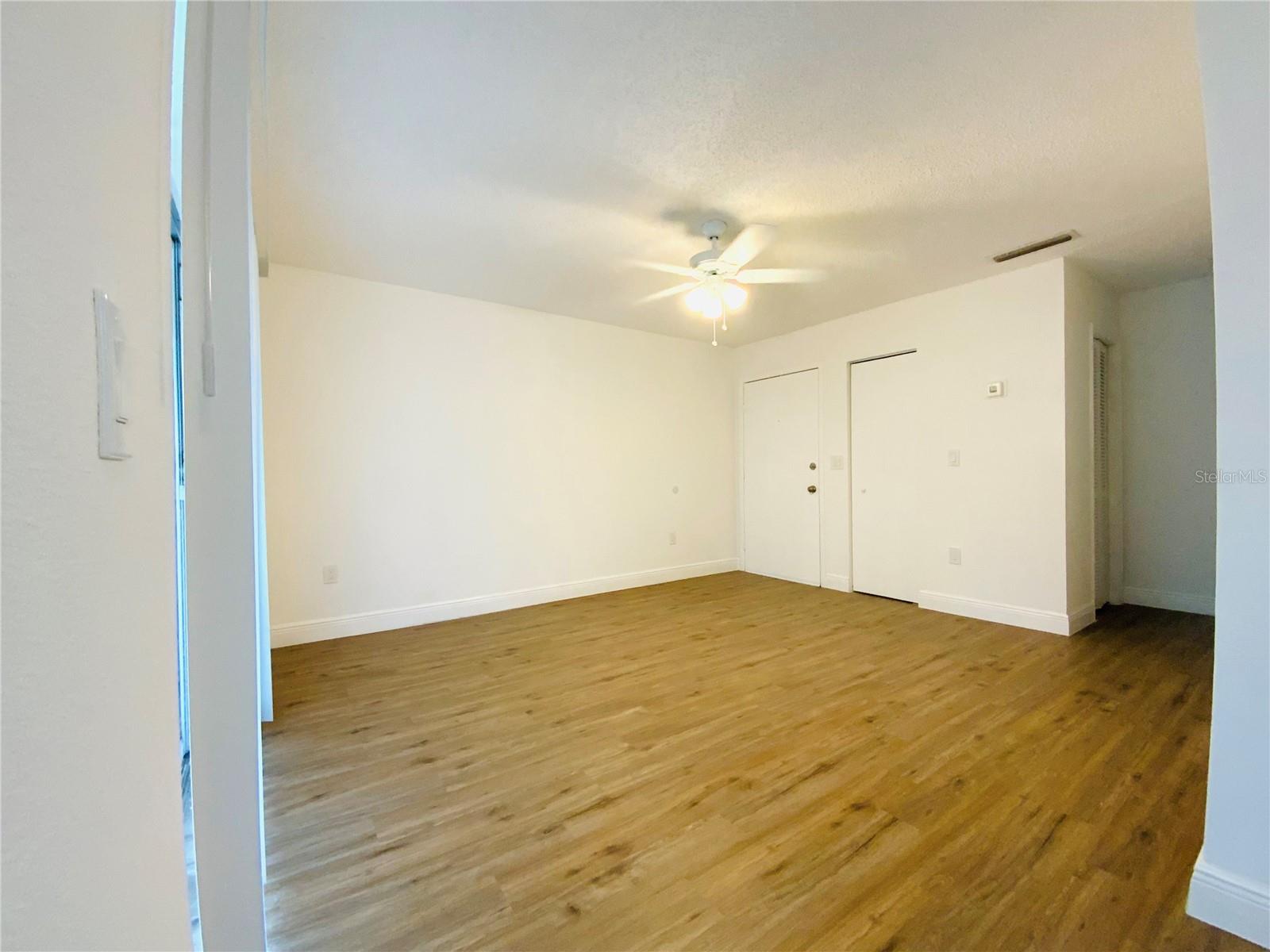 Listing photo id 4 for 305 Wellington Court 62