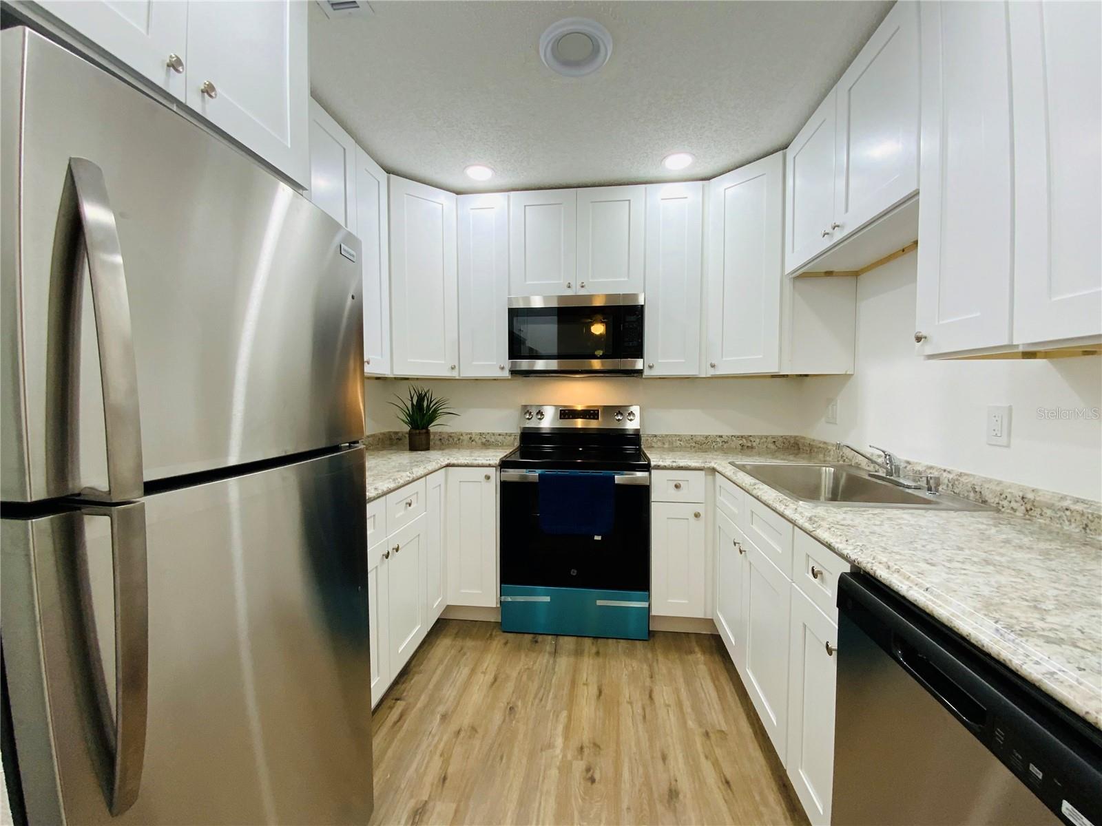 Listing photo id 5 for 305 Wellington Court 62