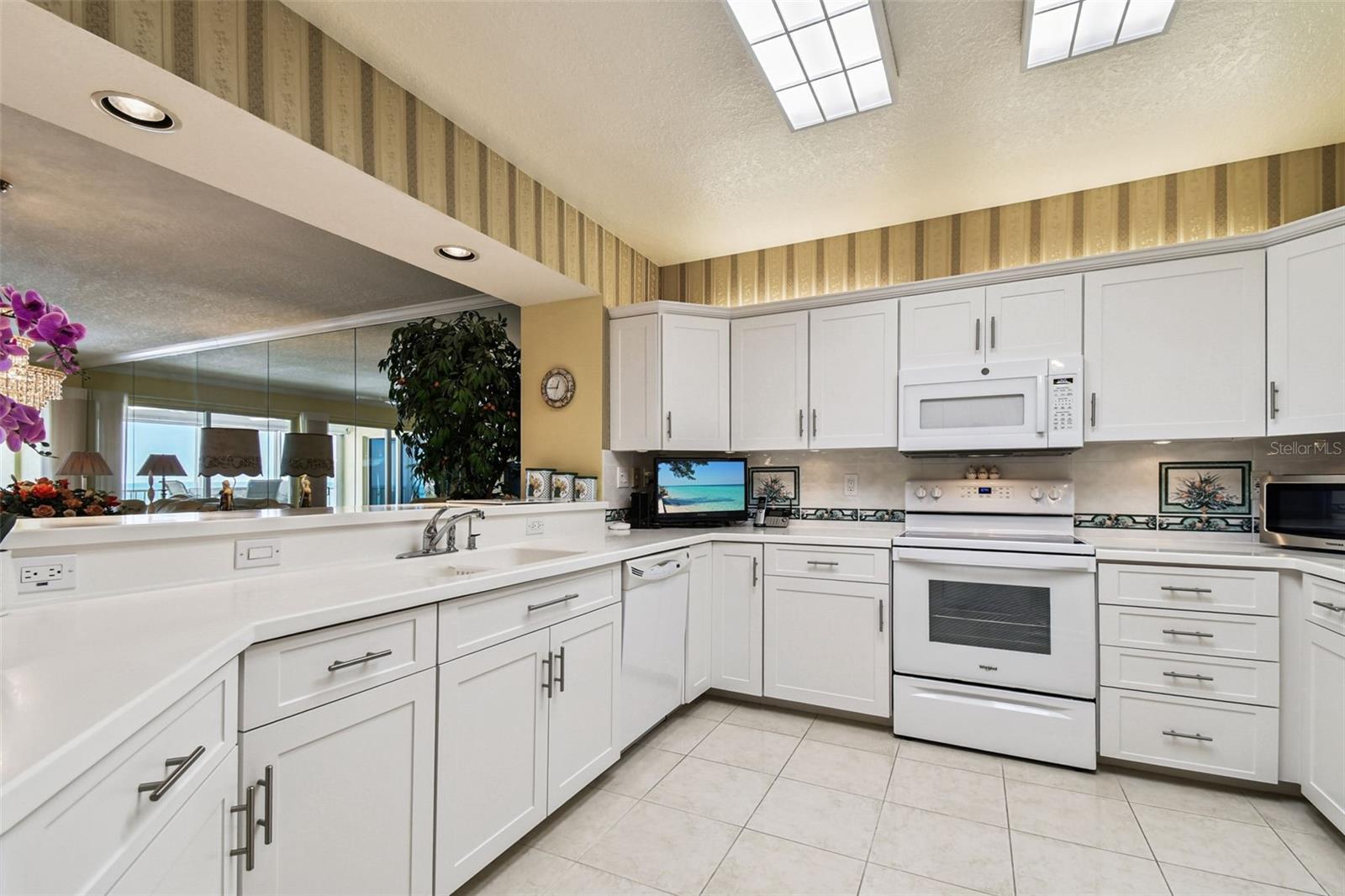 Image 38 of 74 For 16750 Gulf Boulevard 414
