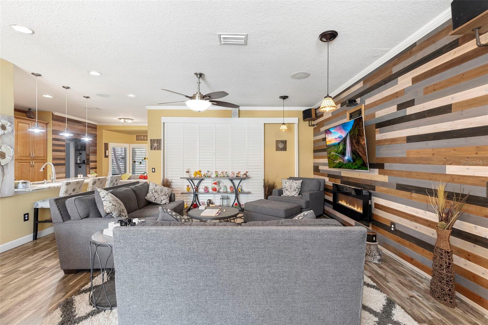 Listing photo id 13 for 8000 Baytree Drive