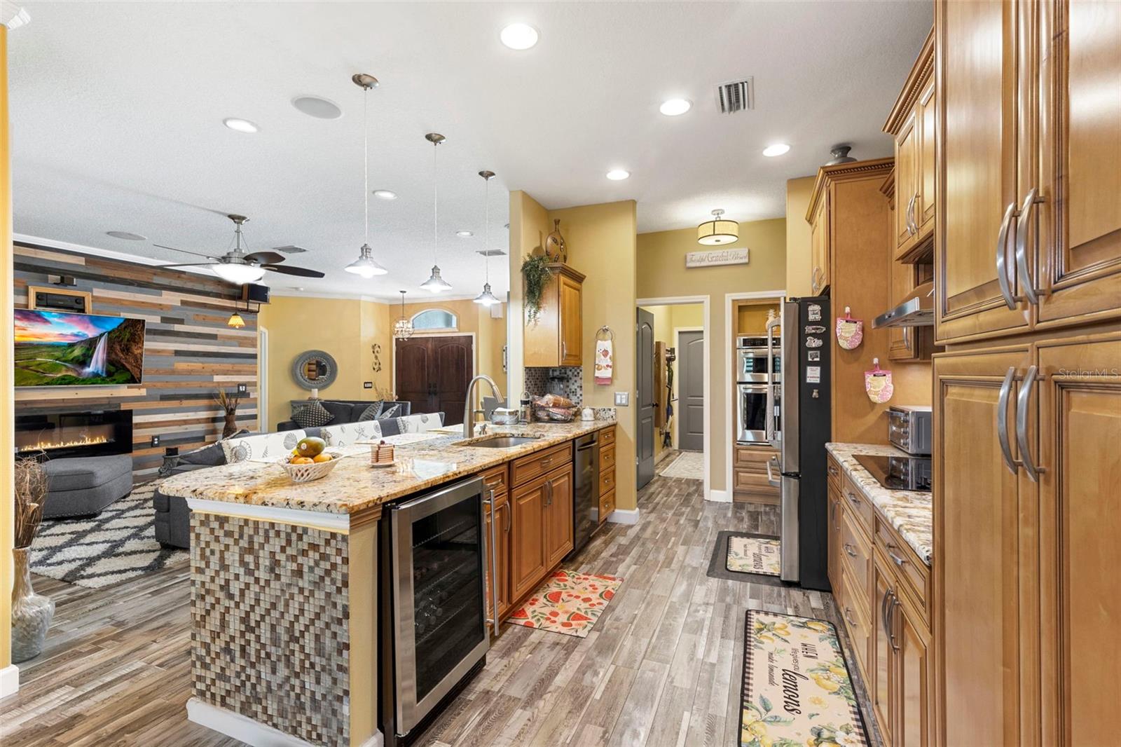 Listing photo id 18 for 8000 Baytree Drive