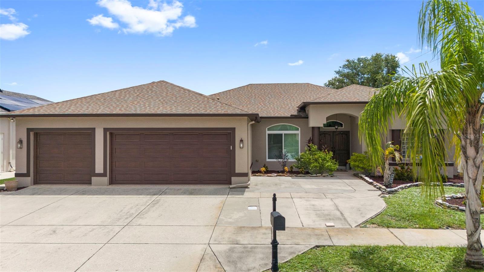 Listing photo id 1 for 8000 Baytree Drive