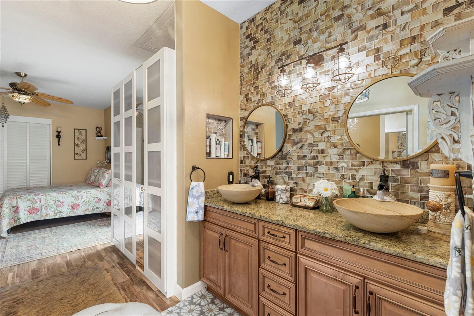 Listing photo id 32 for 8000 Baytree Drive
