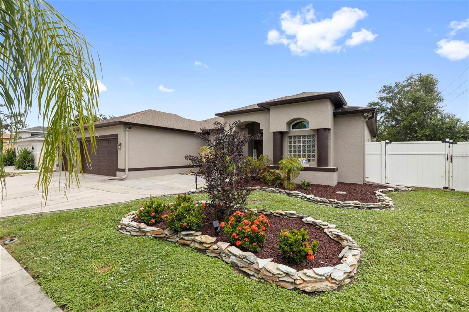 Listing photo id 5 for 8000 Baytree Drive