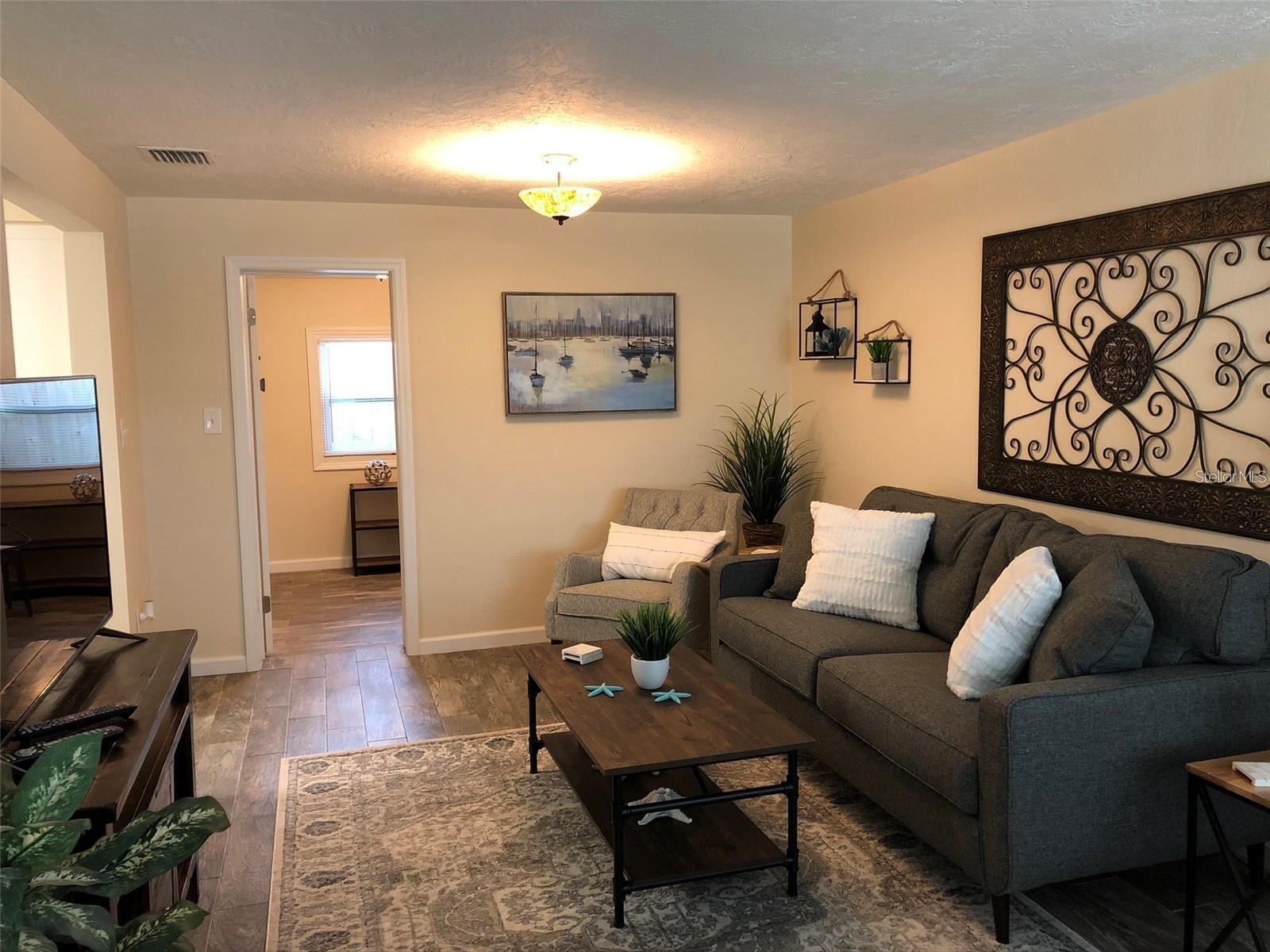 Image 3 of 20 For 433 James Street 435
