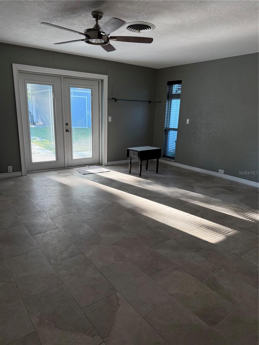 Listing photo id 17 for 14112 Josephine Street