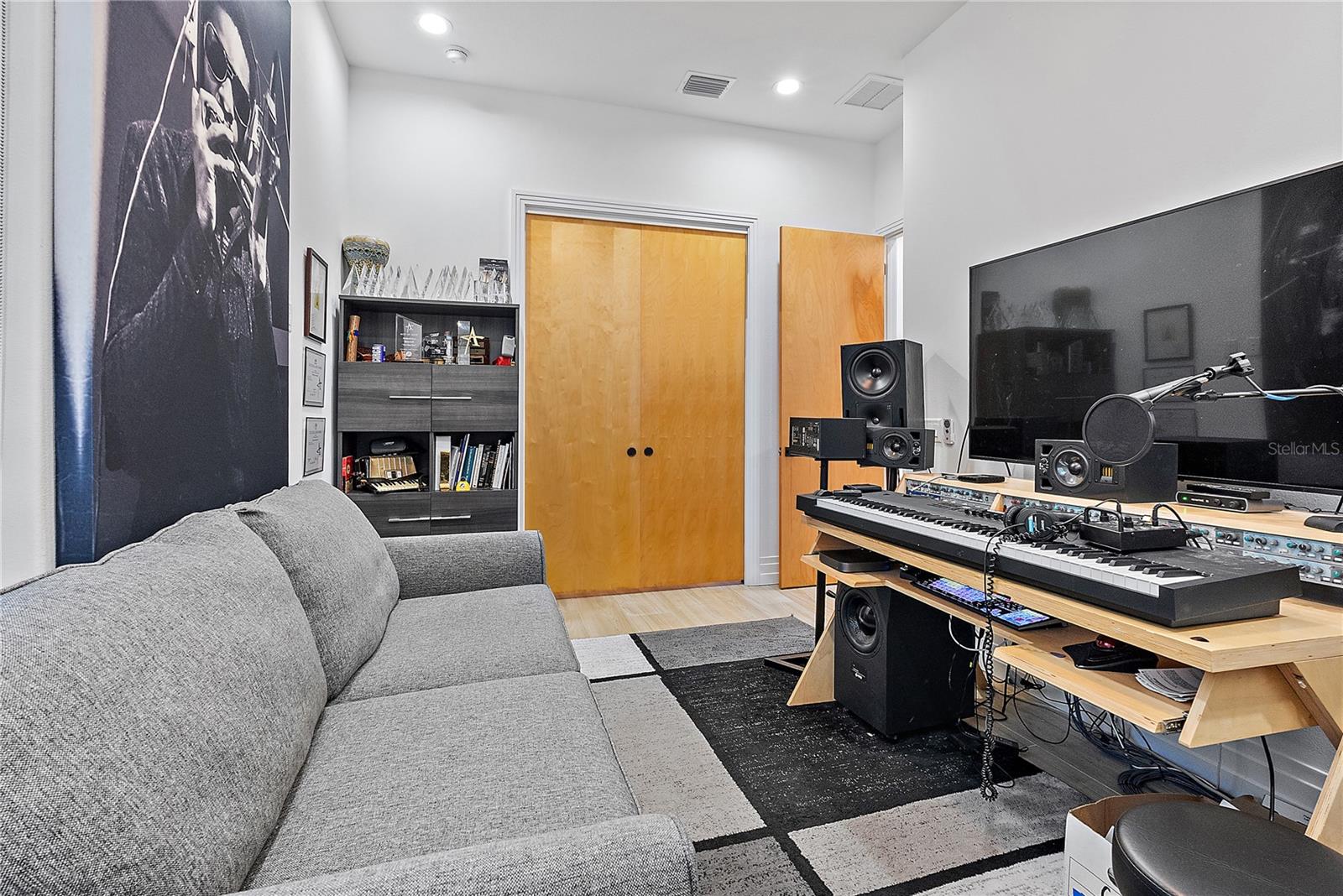 Image 27 of 67 For 2500 4th Avenue S