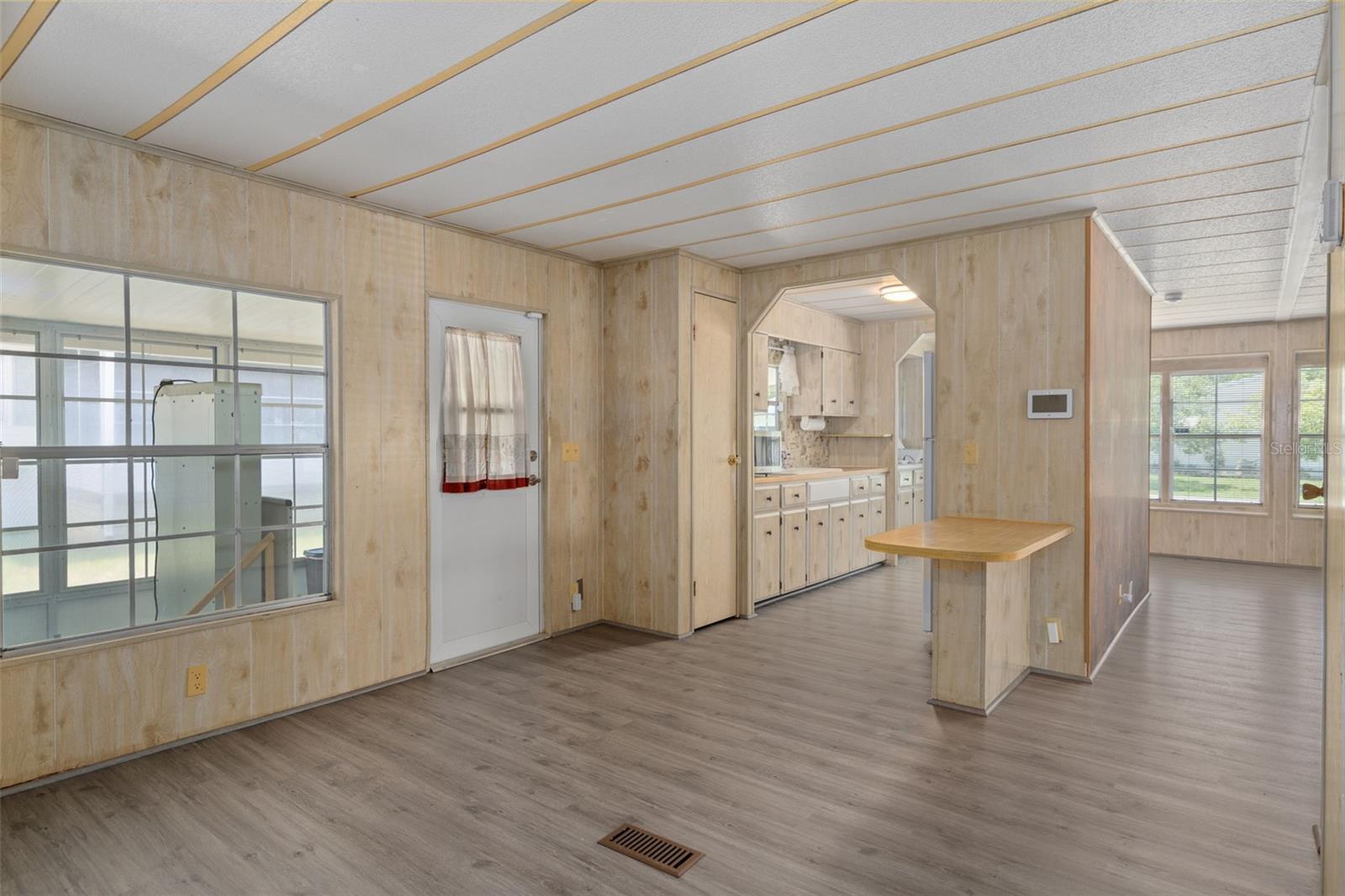 Listing photo id 8 for 8208 Fiesta Street