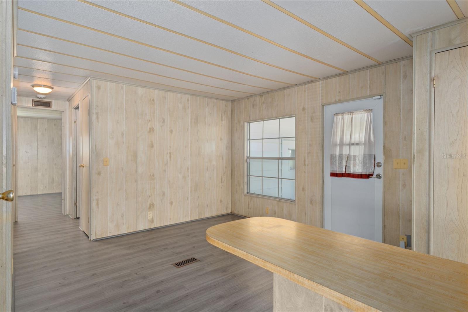 Listing photo id 12 for 8208 Fiesta Street