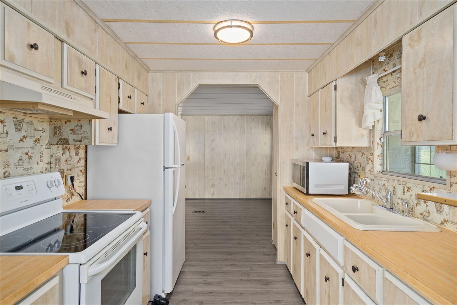 Listing photo id 14 for 8208 Fiesta Street