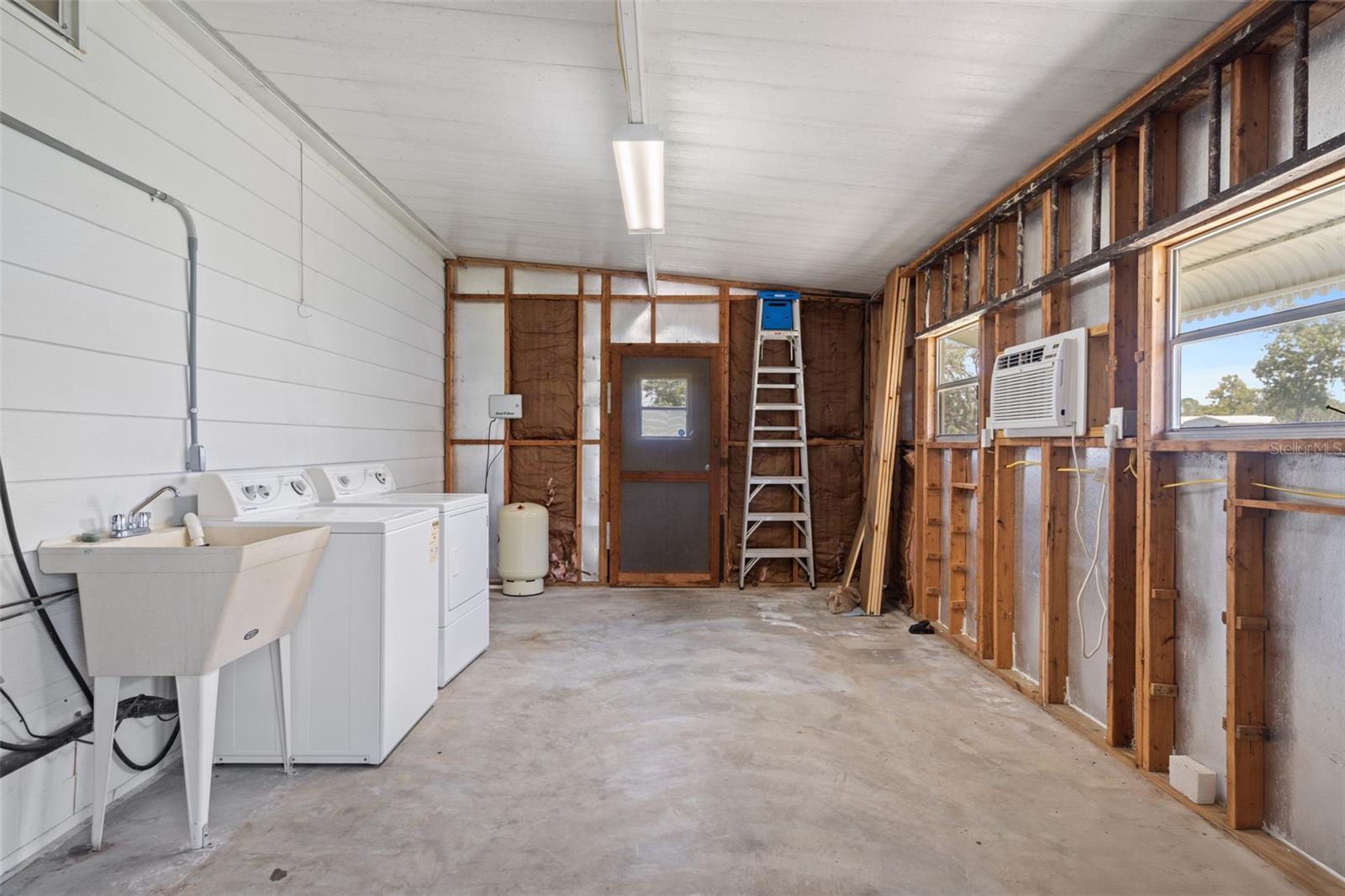 Listing photo id 31 for 8208 Fiesta Street