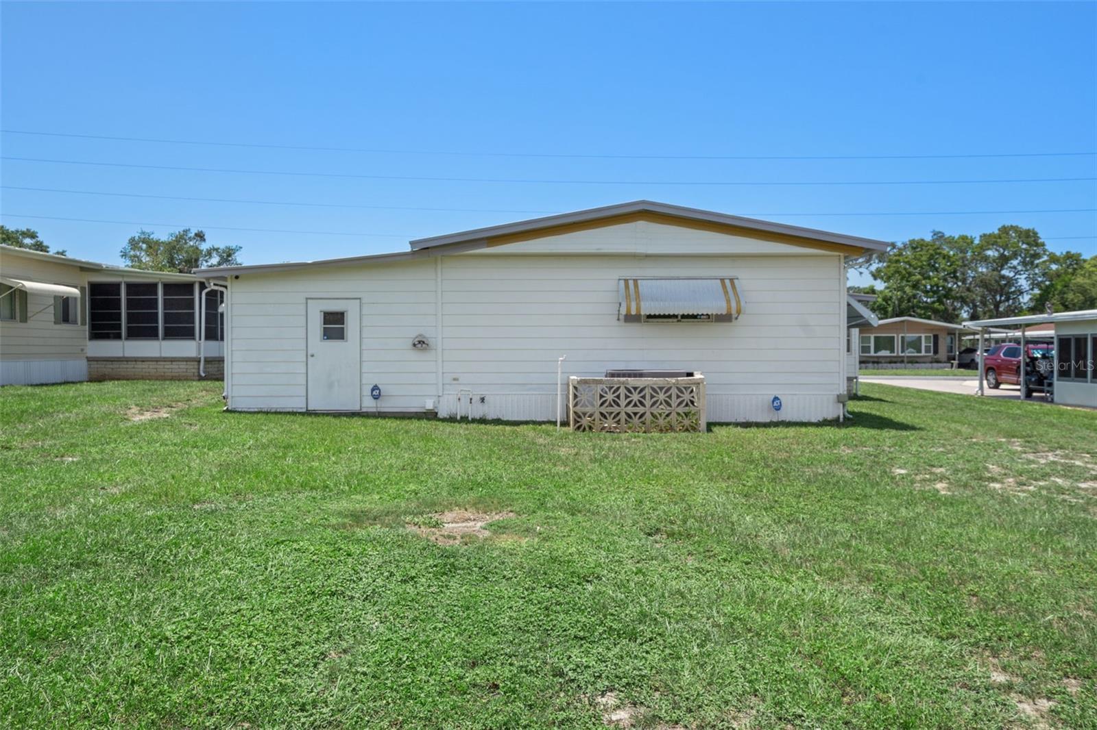 Listing photo id 35 for 8208 Fiesta Street