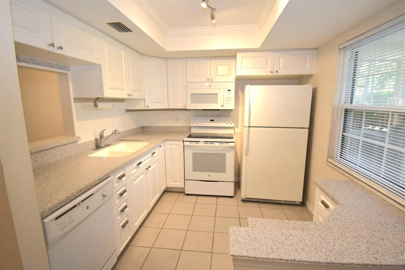 Image 6 of 30 For 946 Virginia Street 102