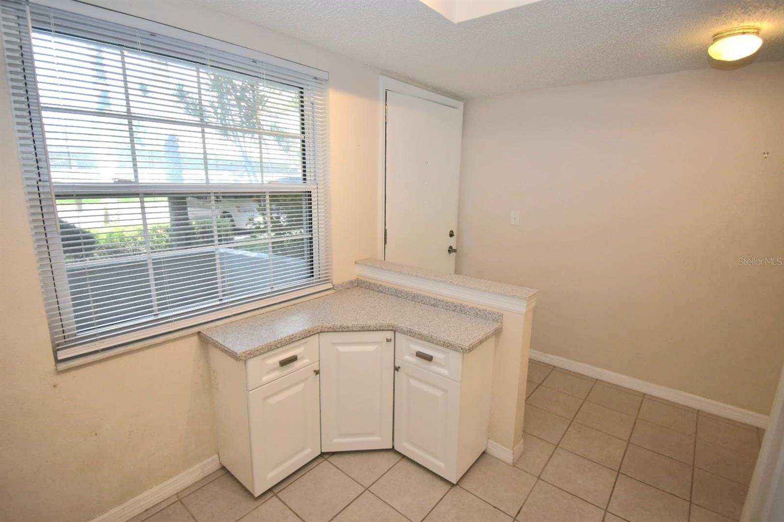 Image 8 of 30 For 946 Virginia Street 102