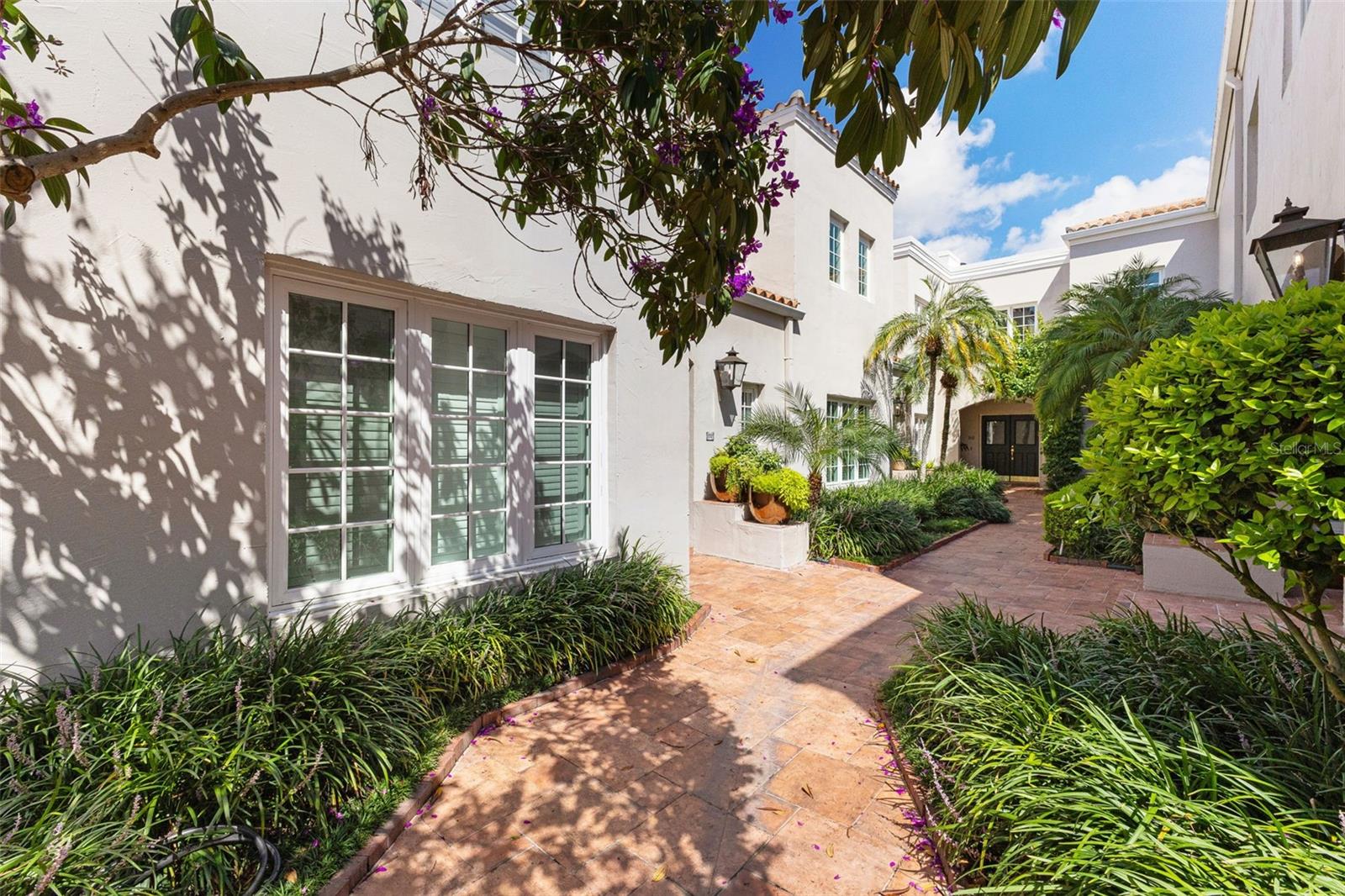 Listing photo id 1 for 4949 Bayshore Boulevard 4949a