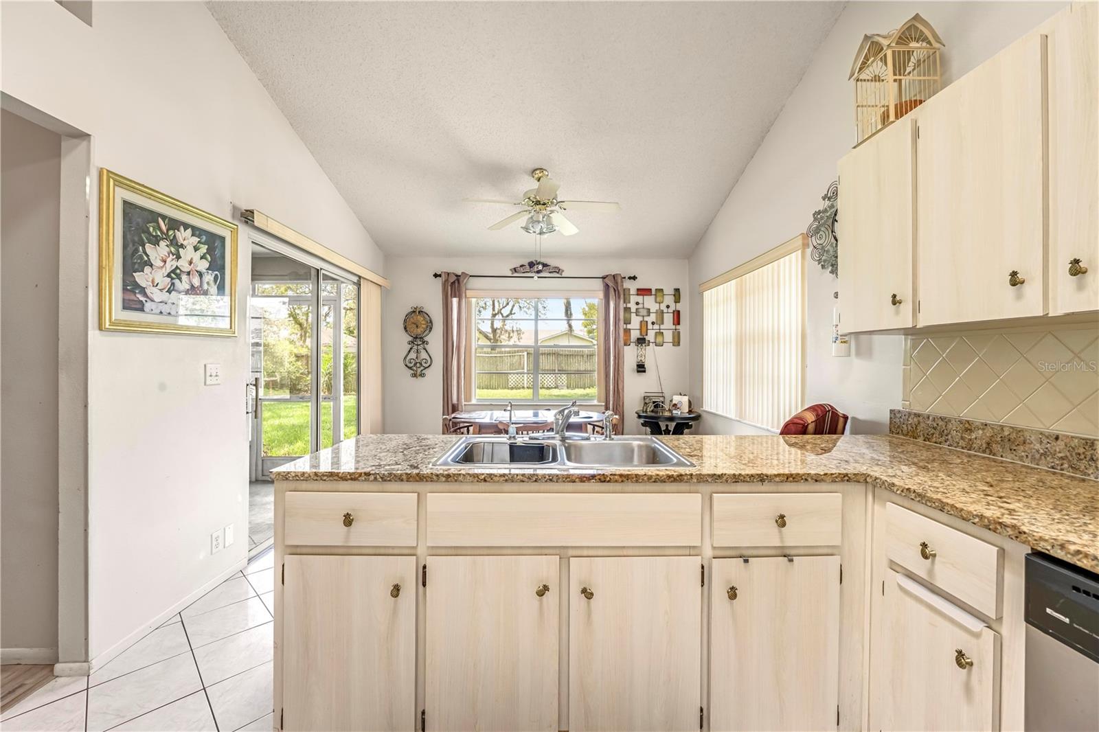 Image 15 of 47 For 12196 Bluefield Street