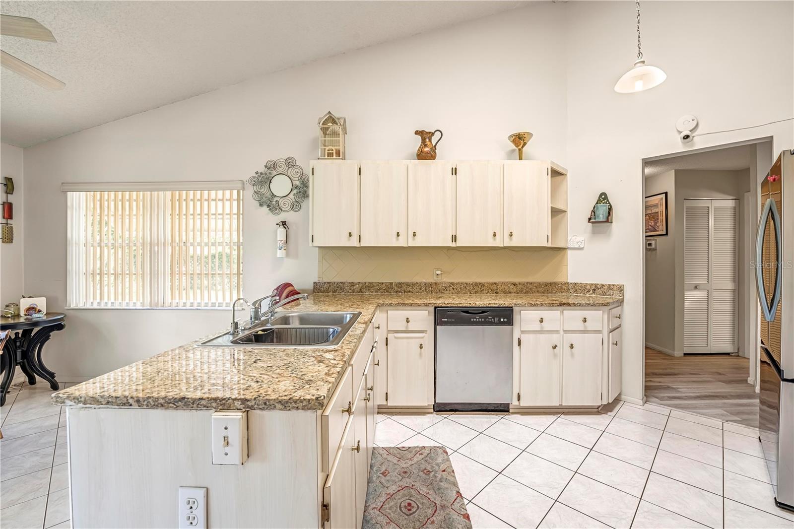 Image 17 of 47 For 12196 Bluefield Street