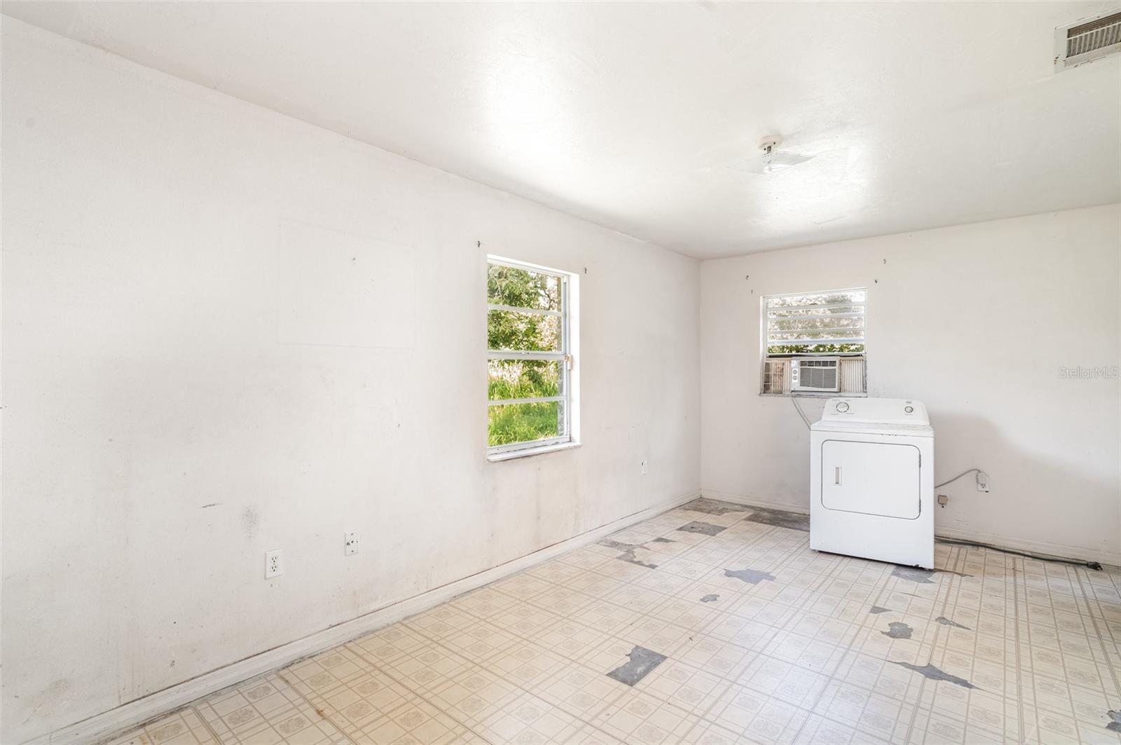 Image 11 of 24 For 2208 1st Avenue E