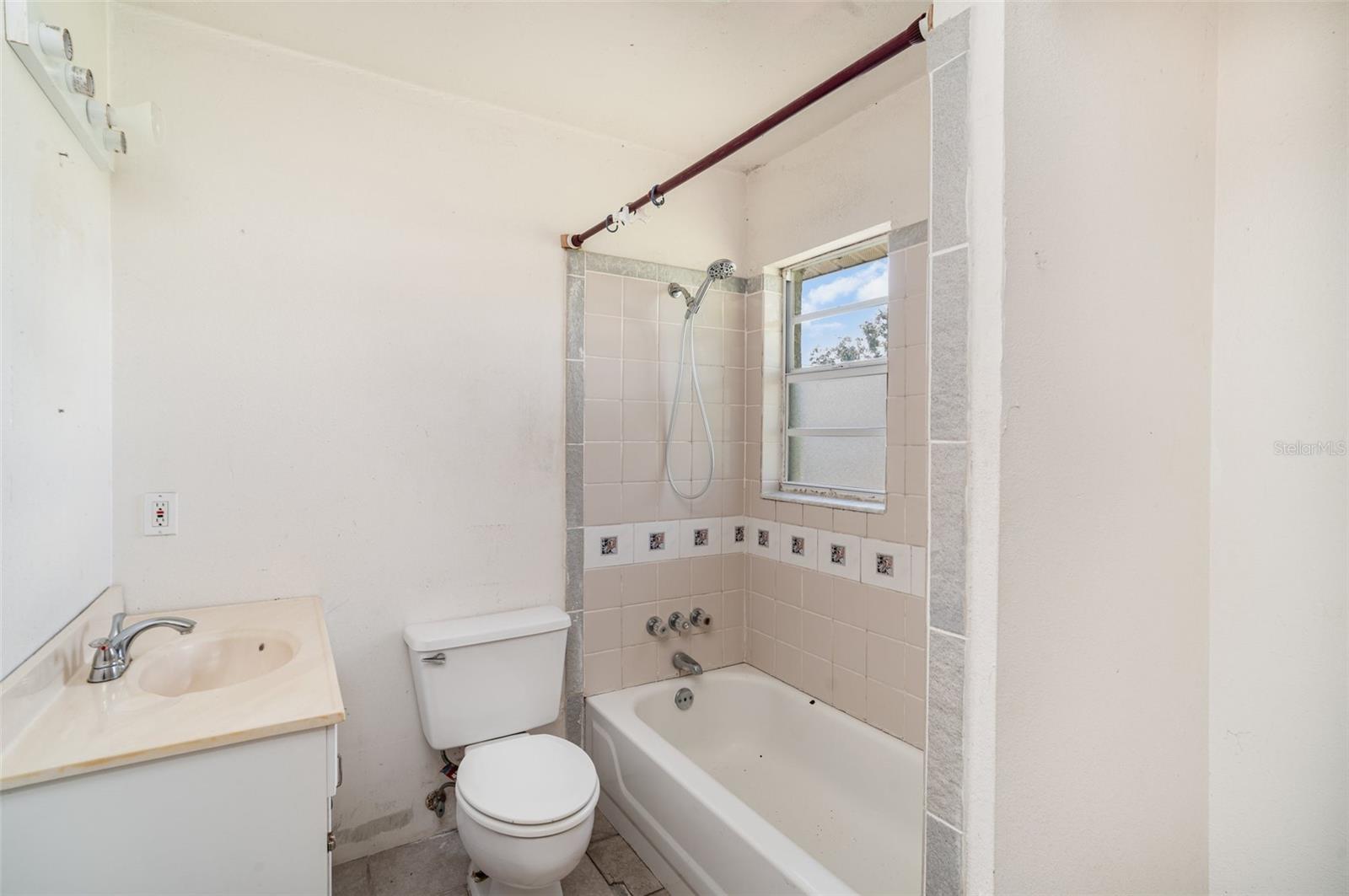 Image 14 of 24 For 2208 1st Avenue E