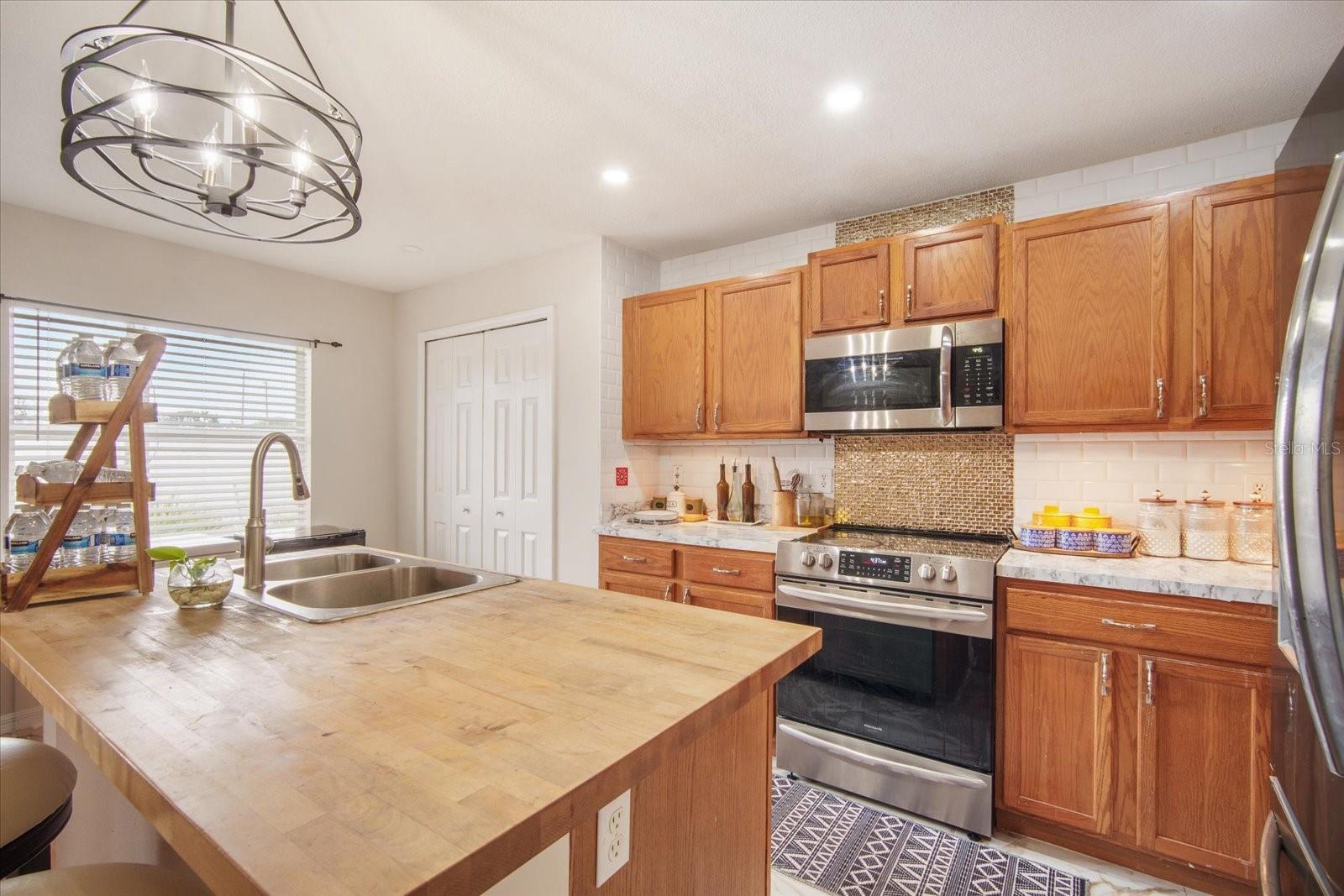 Image 4 of 18 For 8012 Savannah Sunset Lane