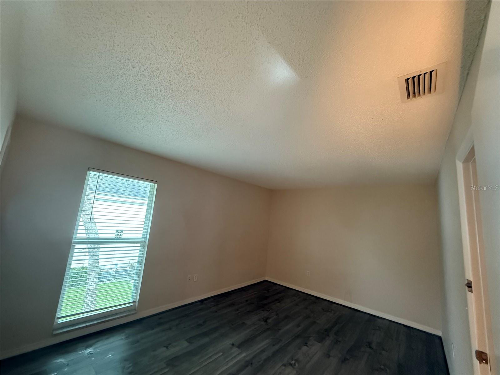 Listing photo id 10 for 647 Haven Place