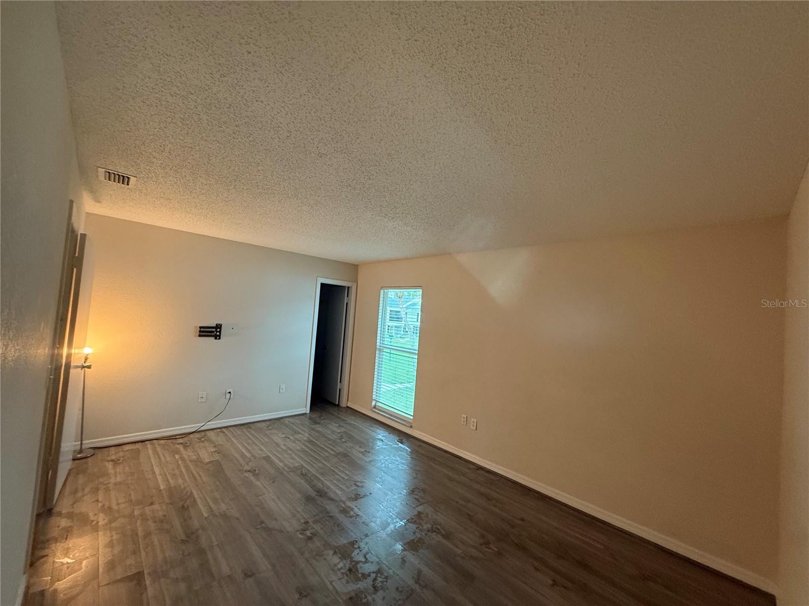Listing photo id 11 for 647 Haven Place