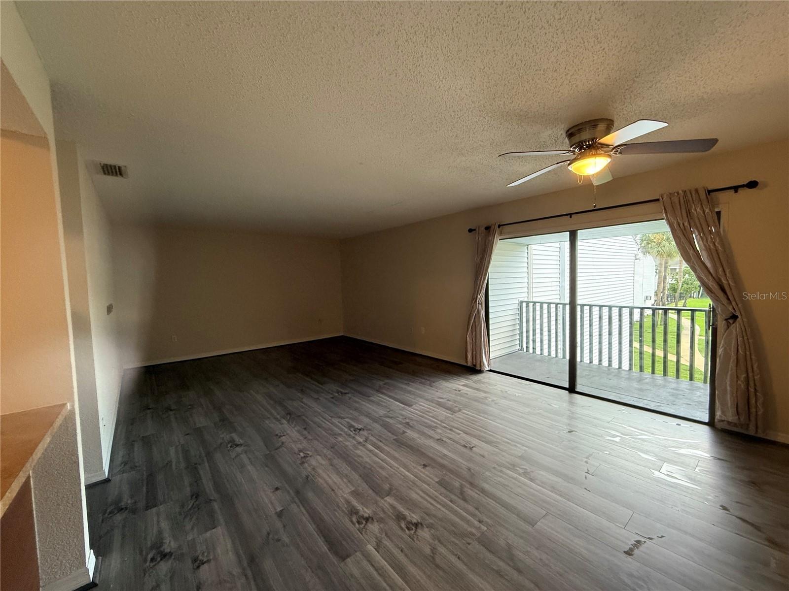 Listing photo id 3 for 647 Haven Place
