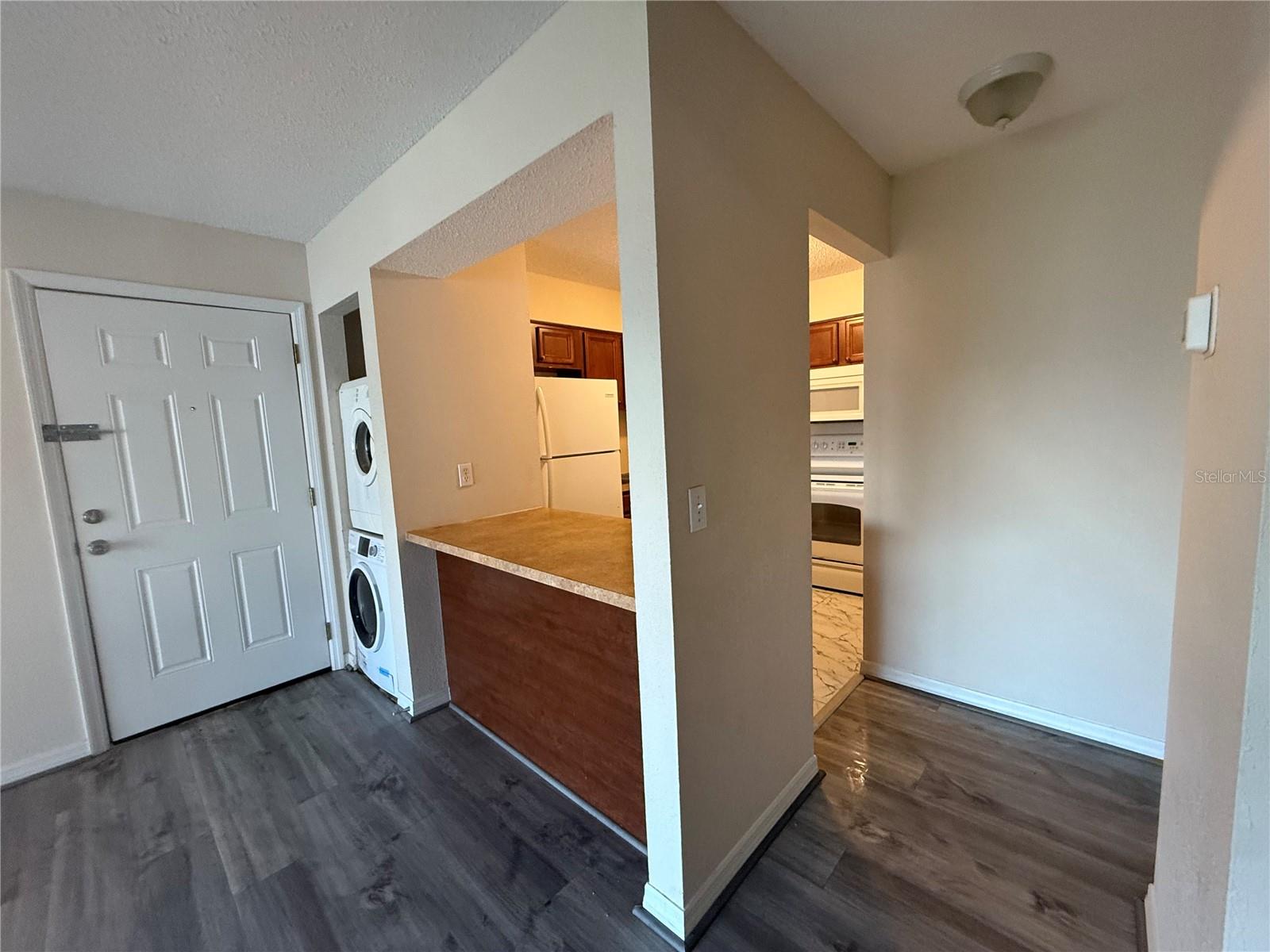 Listing photo id 5 for 647 Haven Place