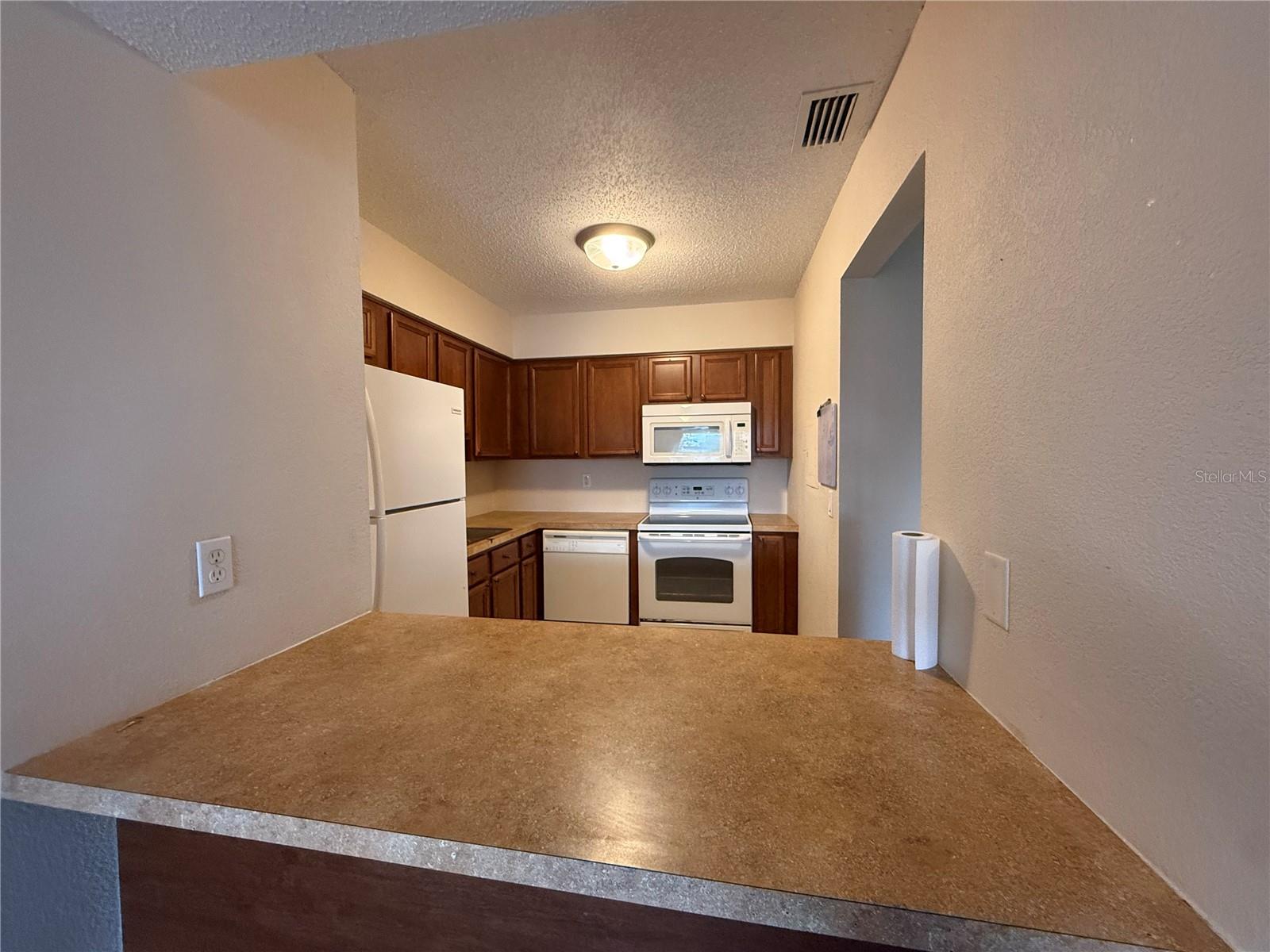 Listing photo id 6 for 647 Haven Place