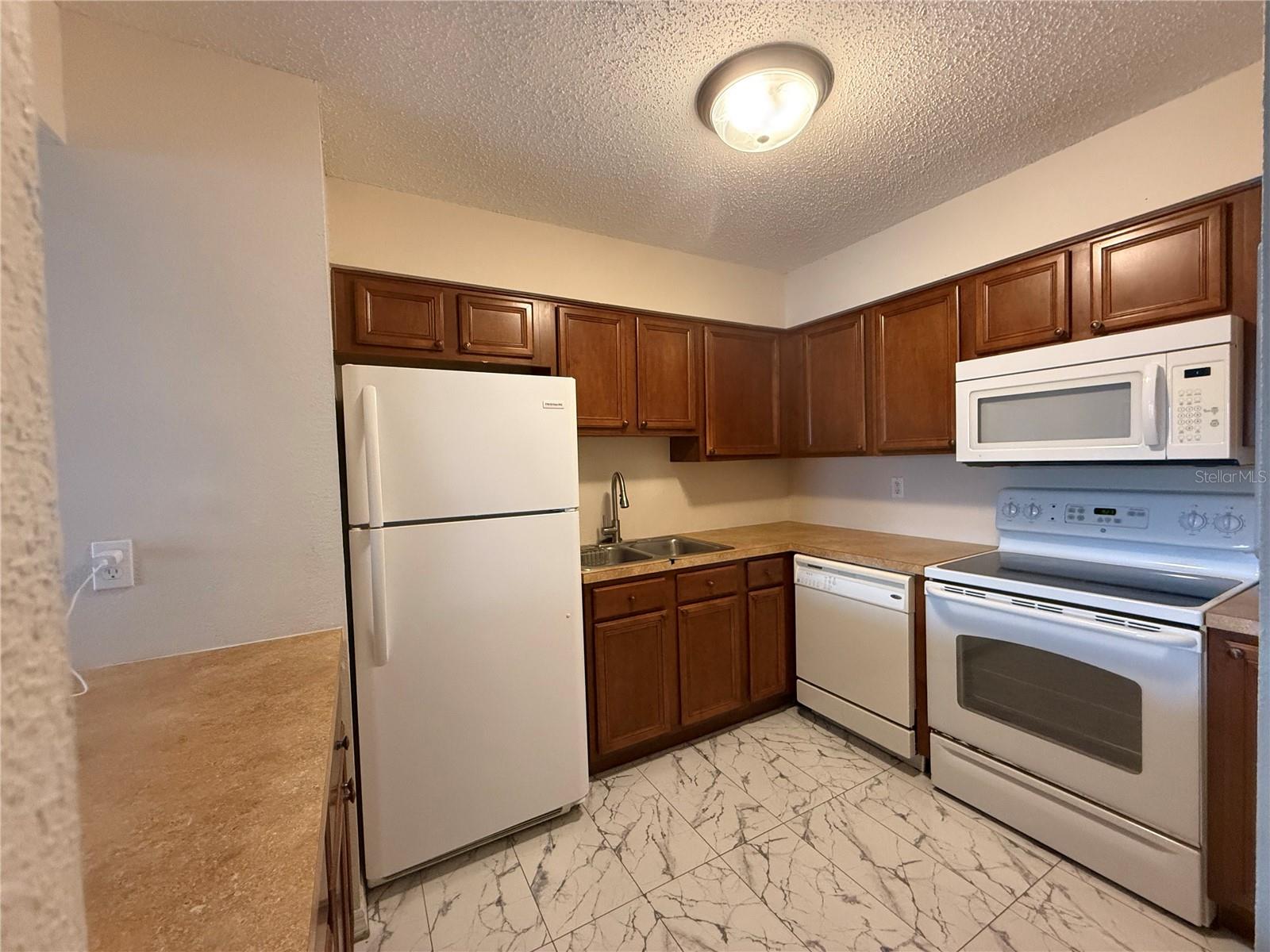 Listing photo id 7 for 647 Haven Place