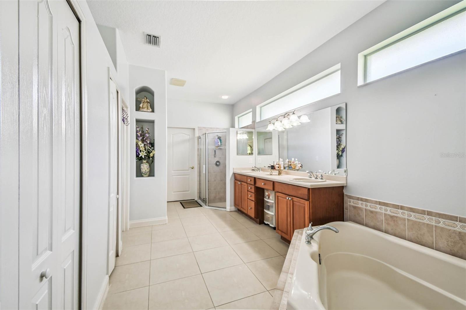 Image 21 of 54 For 10526 Greencrest Drive