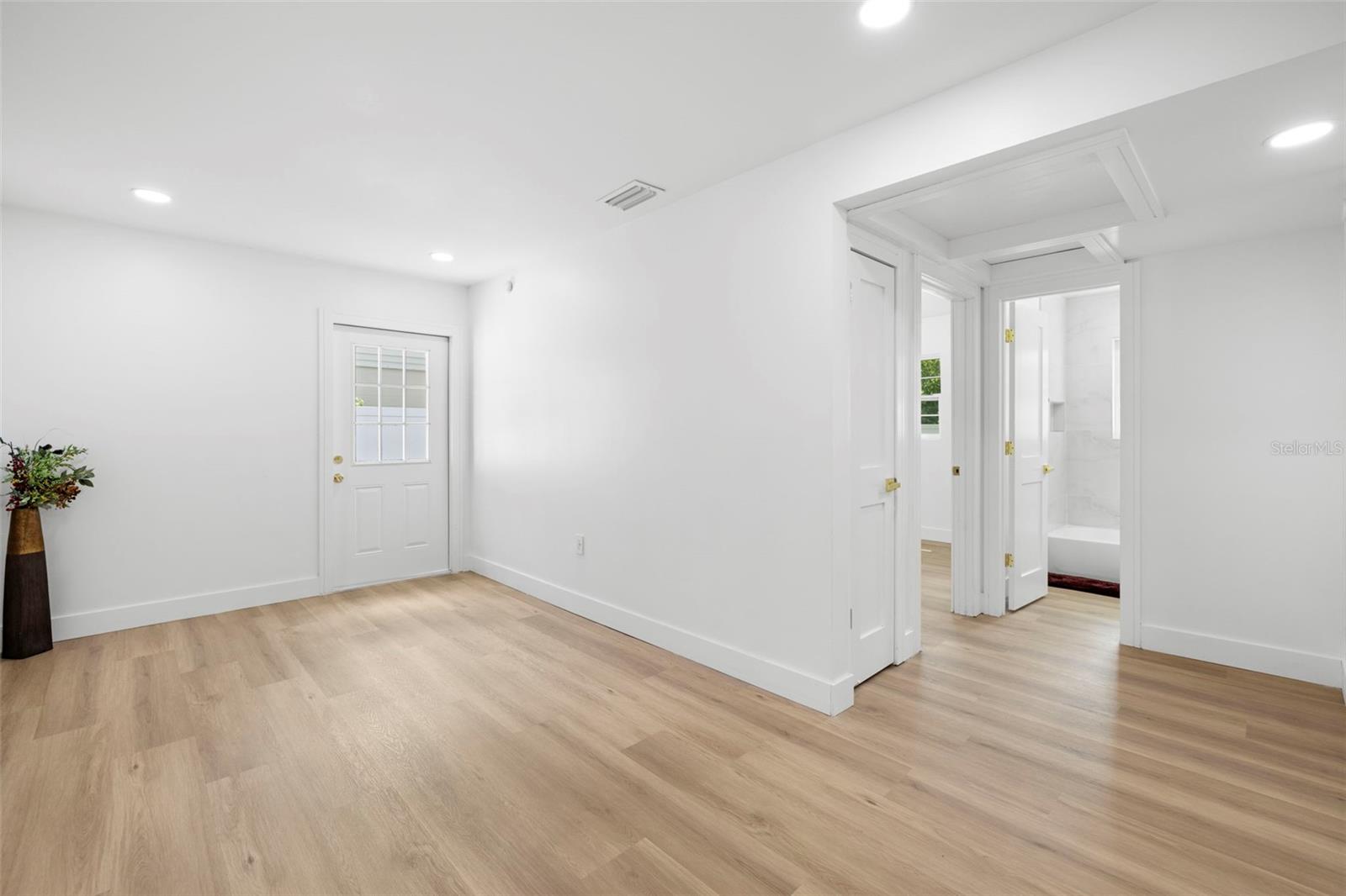 Image 8 of 41 For 11722 Edison Avenue