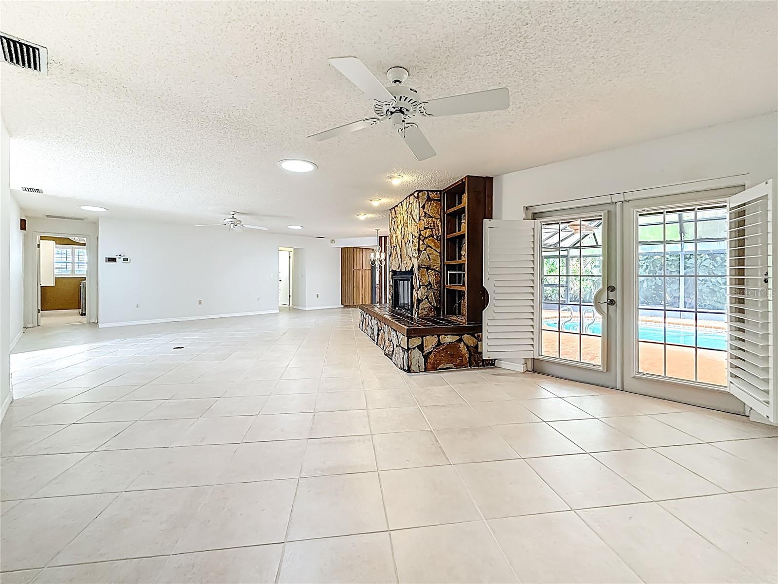 Image 11 of 67 For 950 College Hill Drive