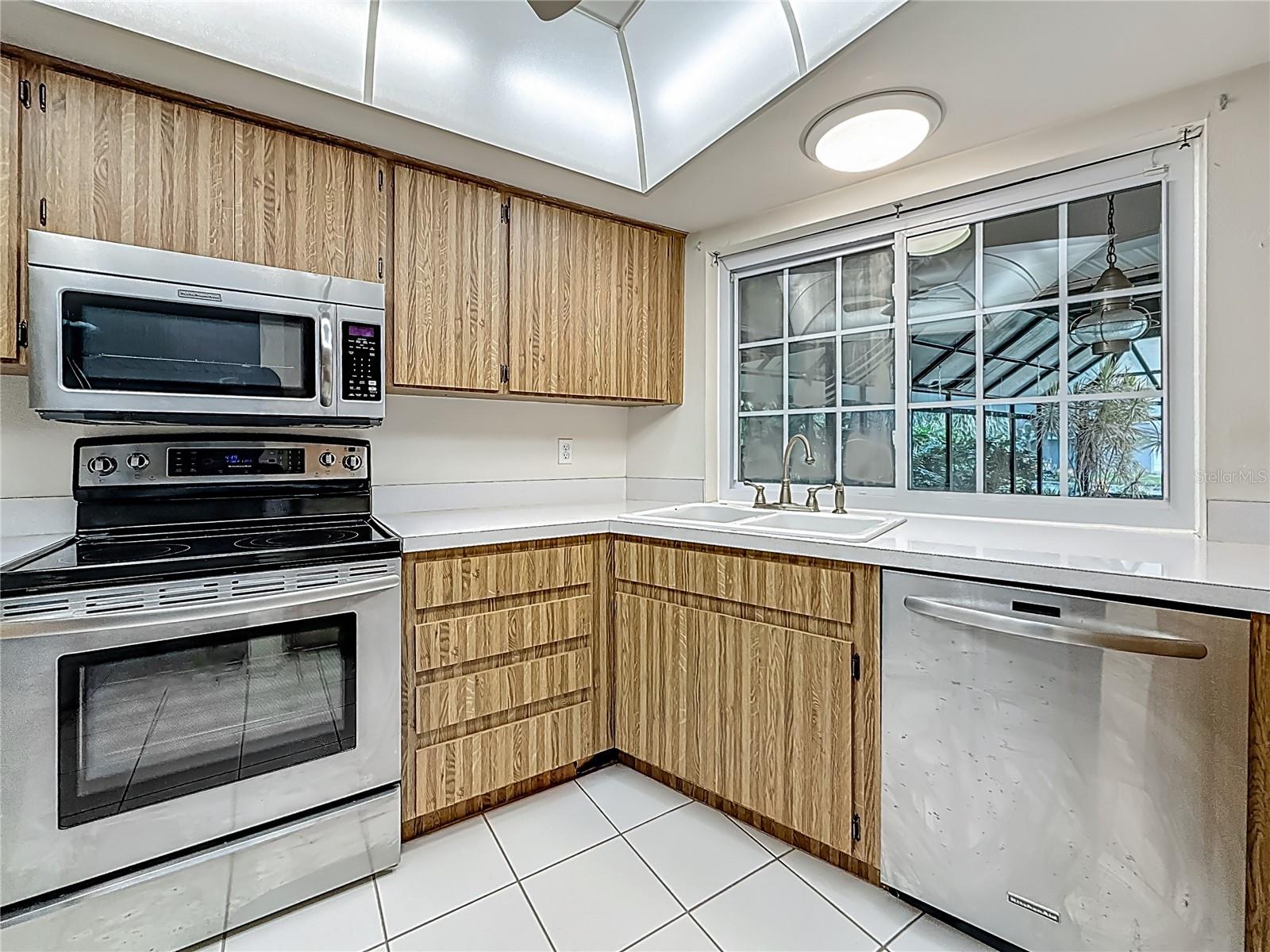 Image 31 of 67 For 950 College Hill Drive