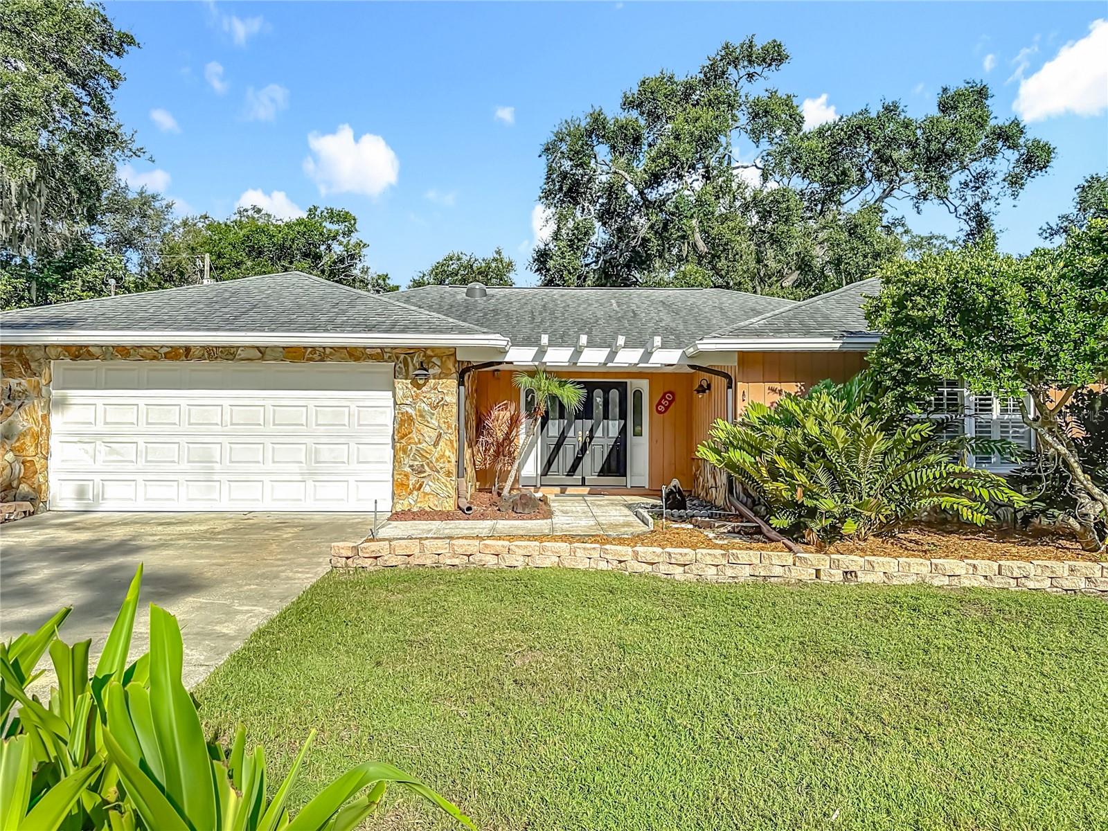 Image 4 of 67 For 950 College Hill Drive