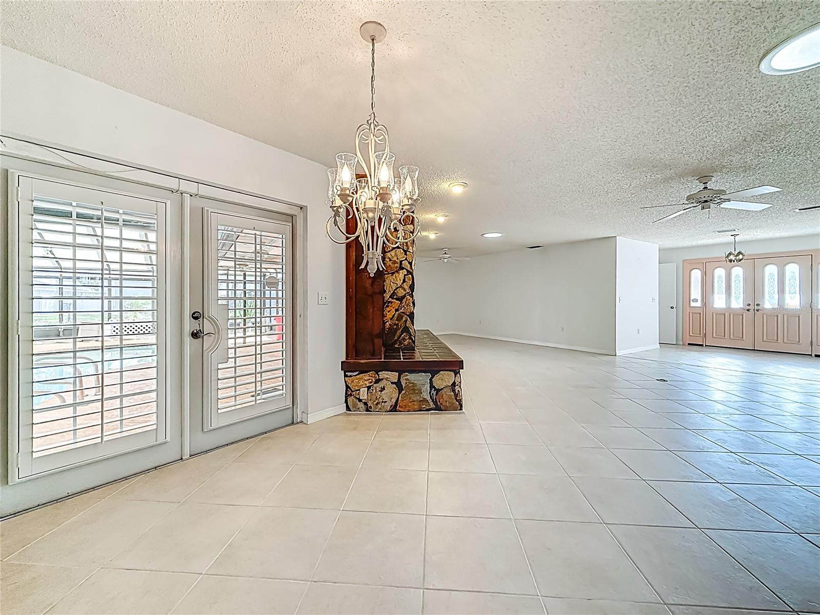 Image 8 of 67 For 950 College Hill Drive