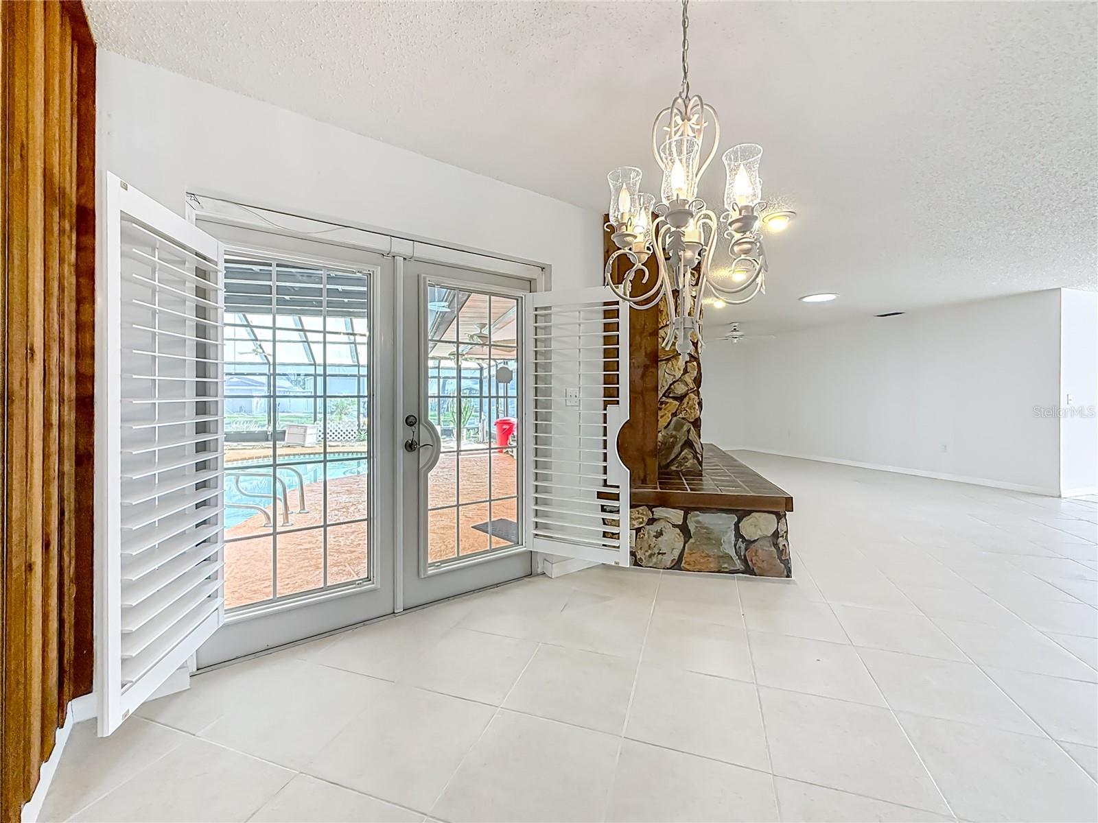 Image 9 of 67 For 950 College Hill Drive