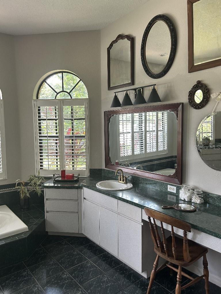 Image 19 of 37 For 1012 Kingsborough Gardens Court