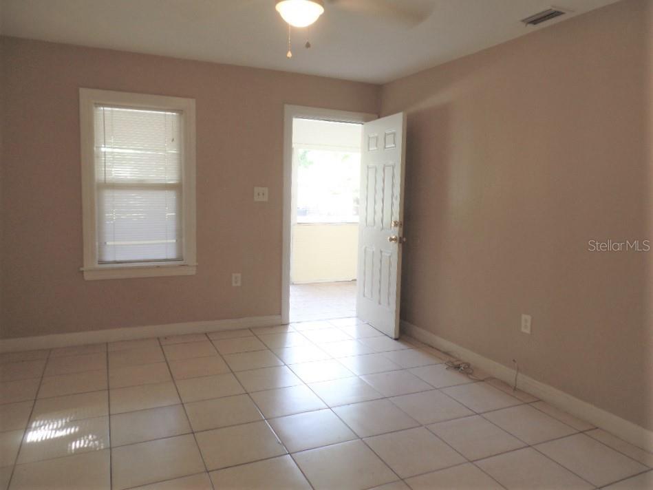 Image 3 of 9 For 2327 17th Avenue S