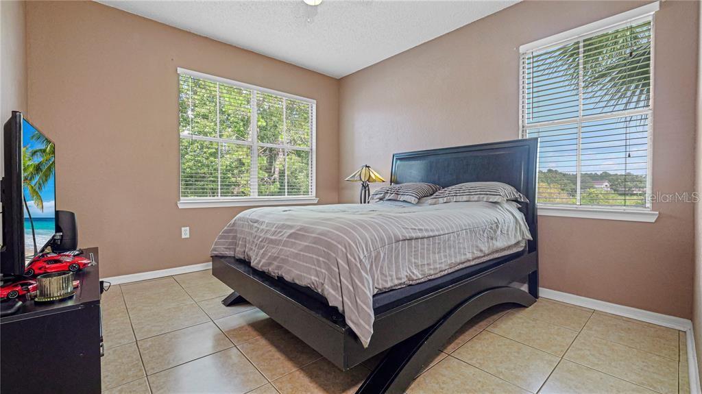 Listing photo id 11 for 18001 Richmond Place Drive 1122