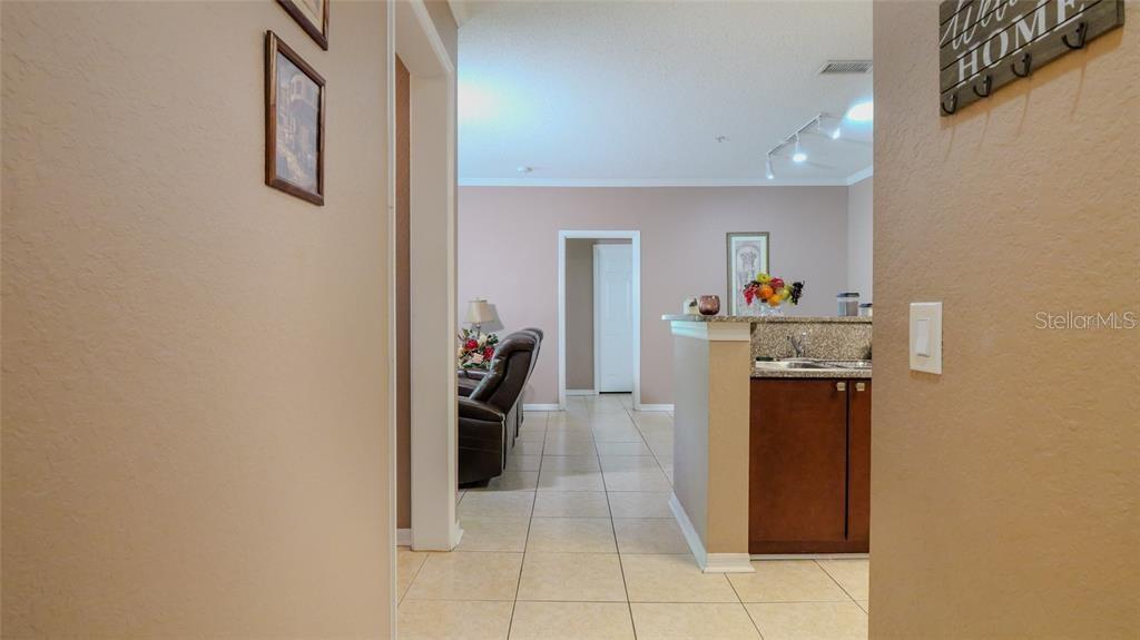 Listing photo id 3 for 18001 Richmond Place Drive 1122