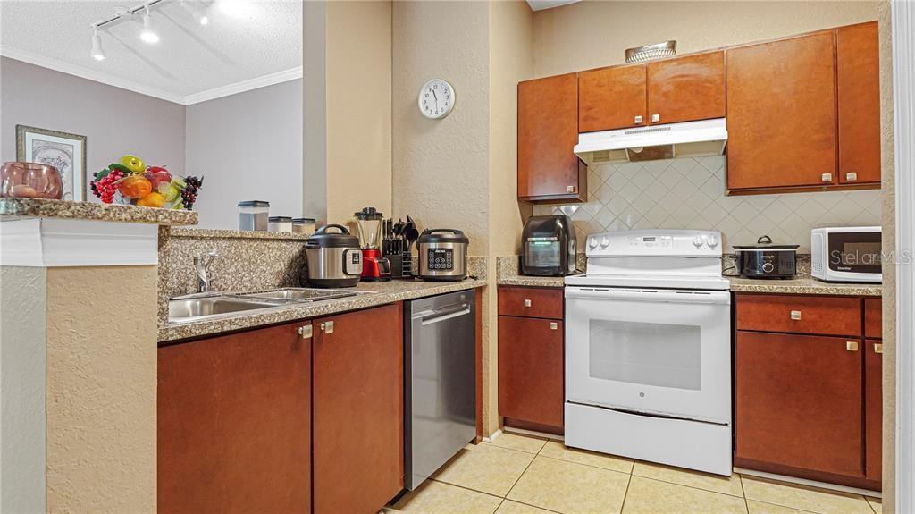 Listing photo id 4 for 18001 Richmond Place Drive 1122