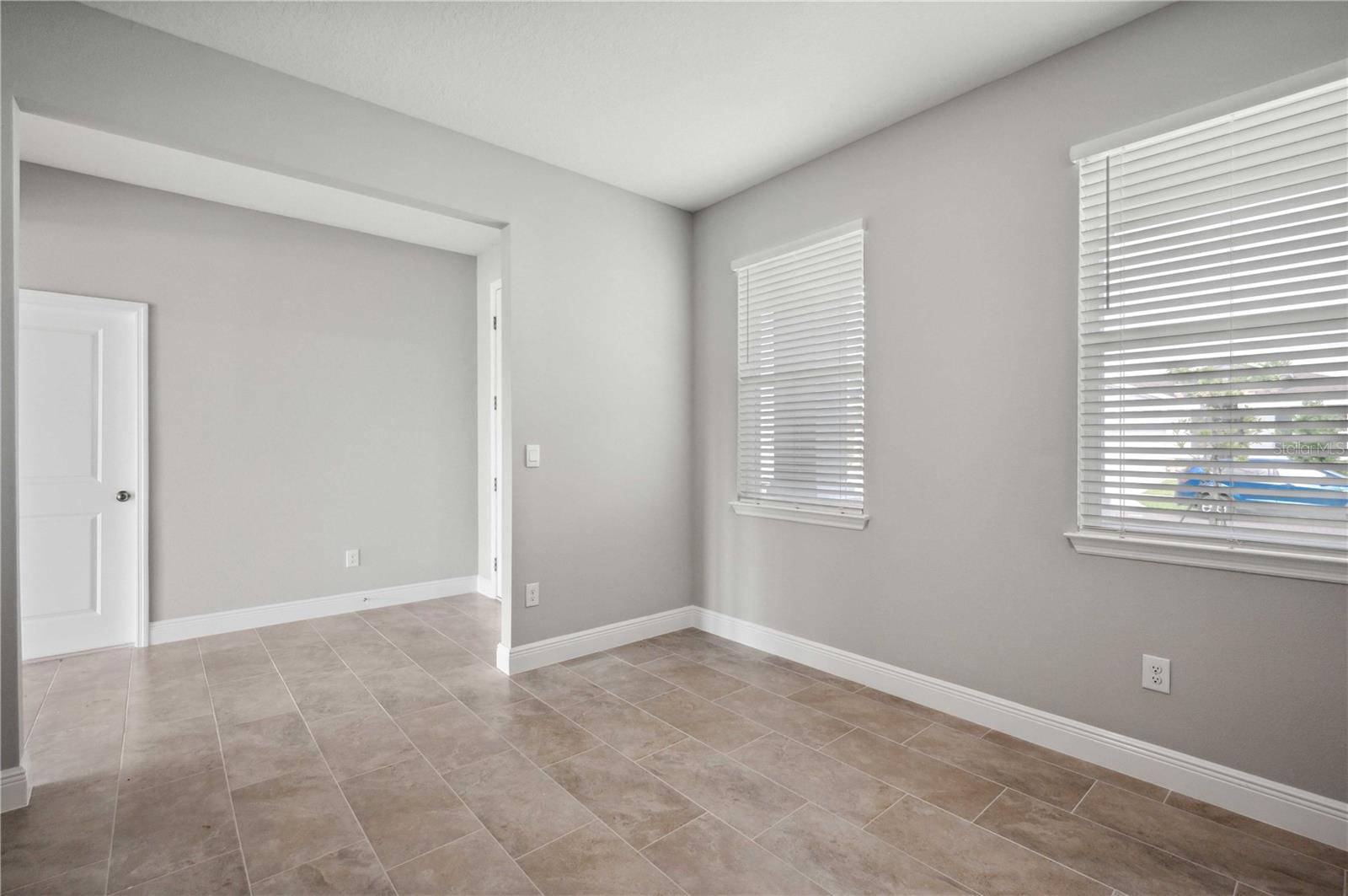 Image 21 of 50 For 2560 Warren Acres Boulevard