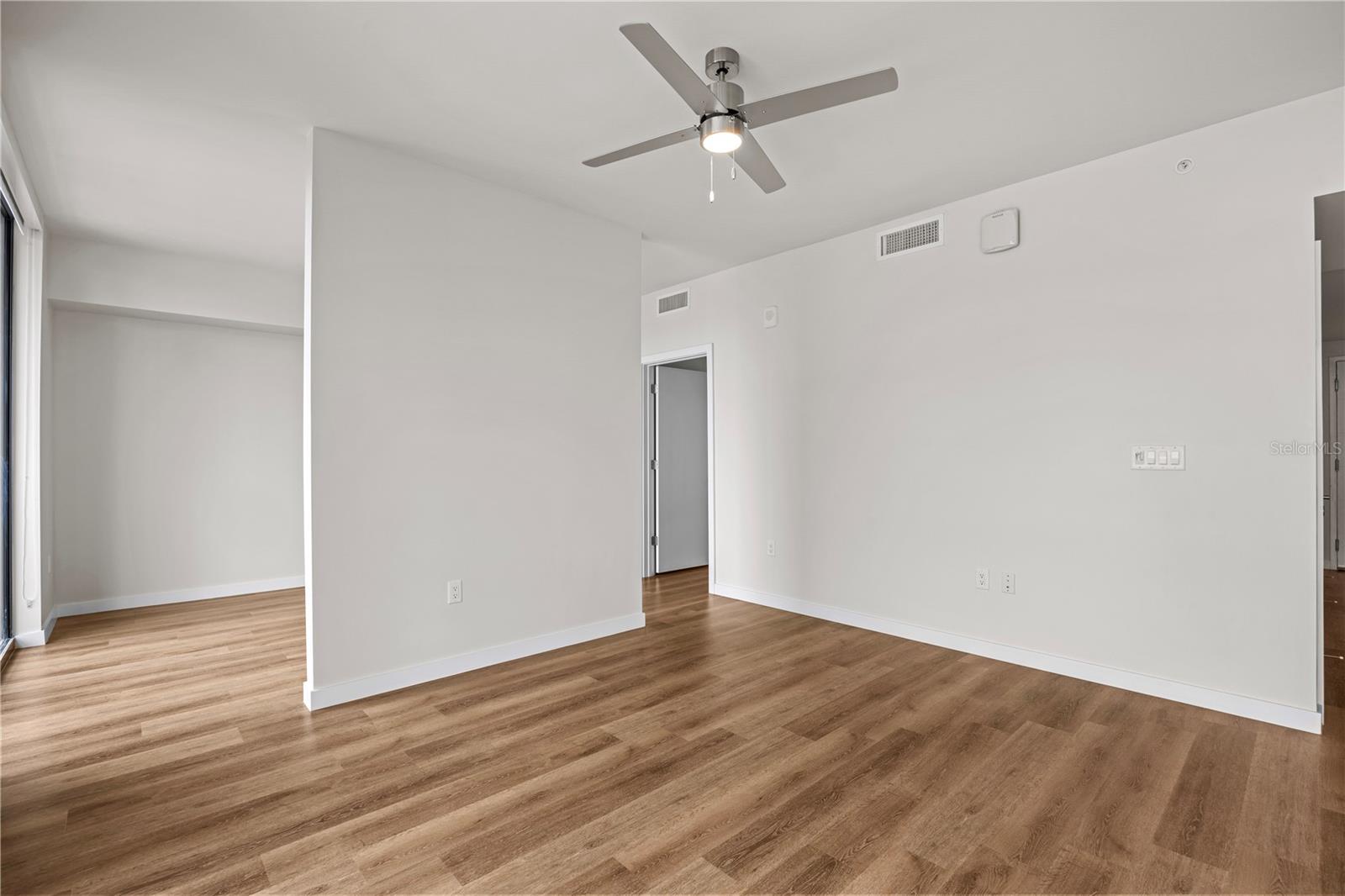 Image 19 of 100 For 300 W Tyler St  2705