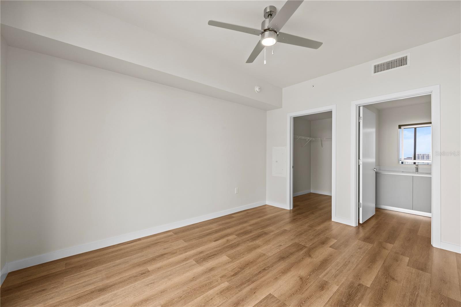 Image 21 of 100 For 300 W Tyler St  2705