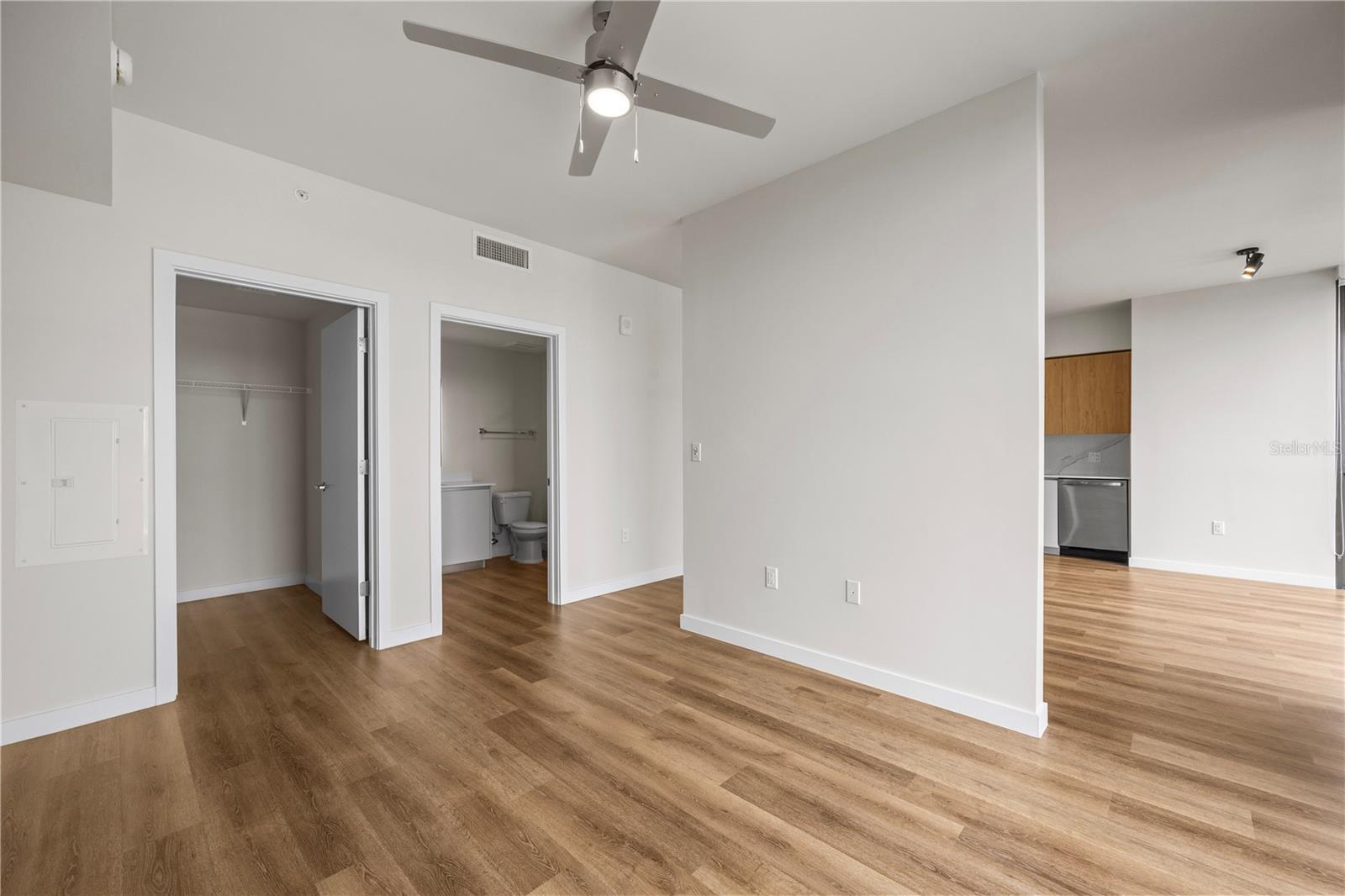 Image 22 of 100 For 300 W Tyler St  2705