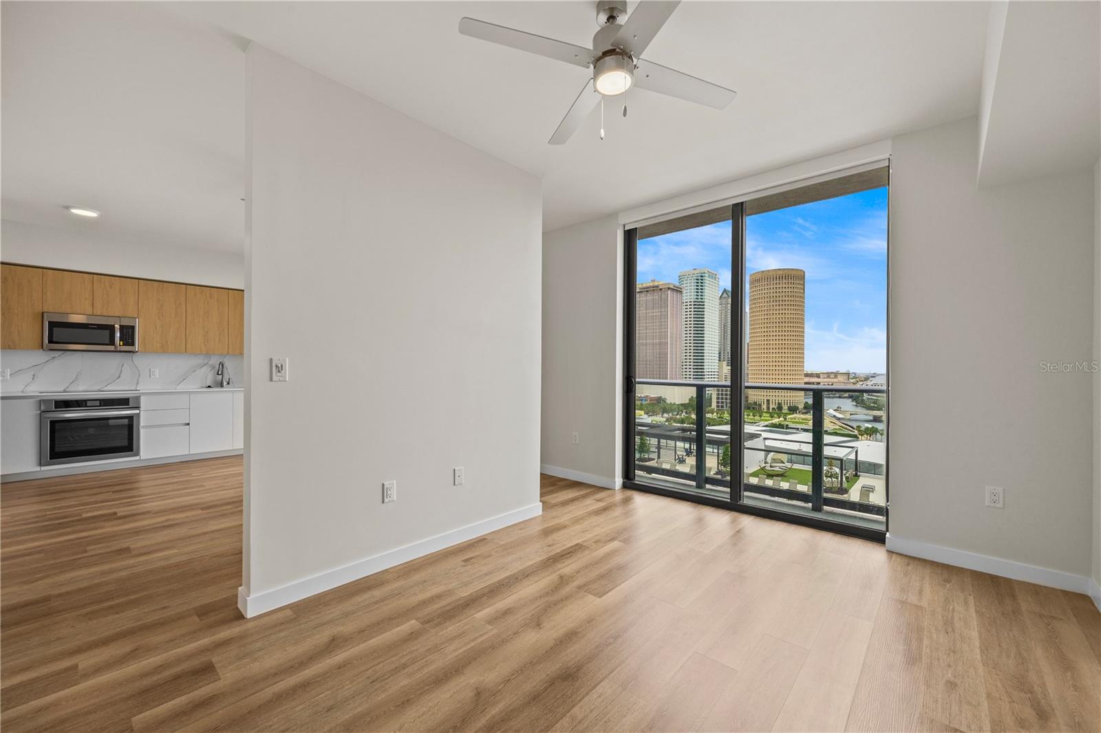 Image 23 of 100 For 300 W Tyler St  2705