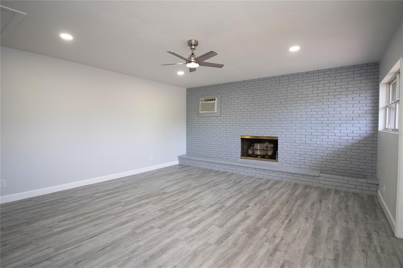 Image 18 of 65 For 1596 81st Avenue N