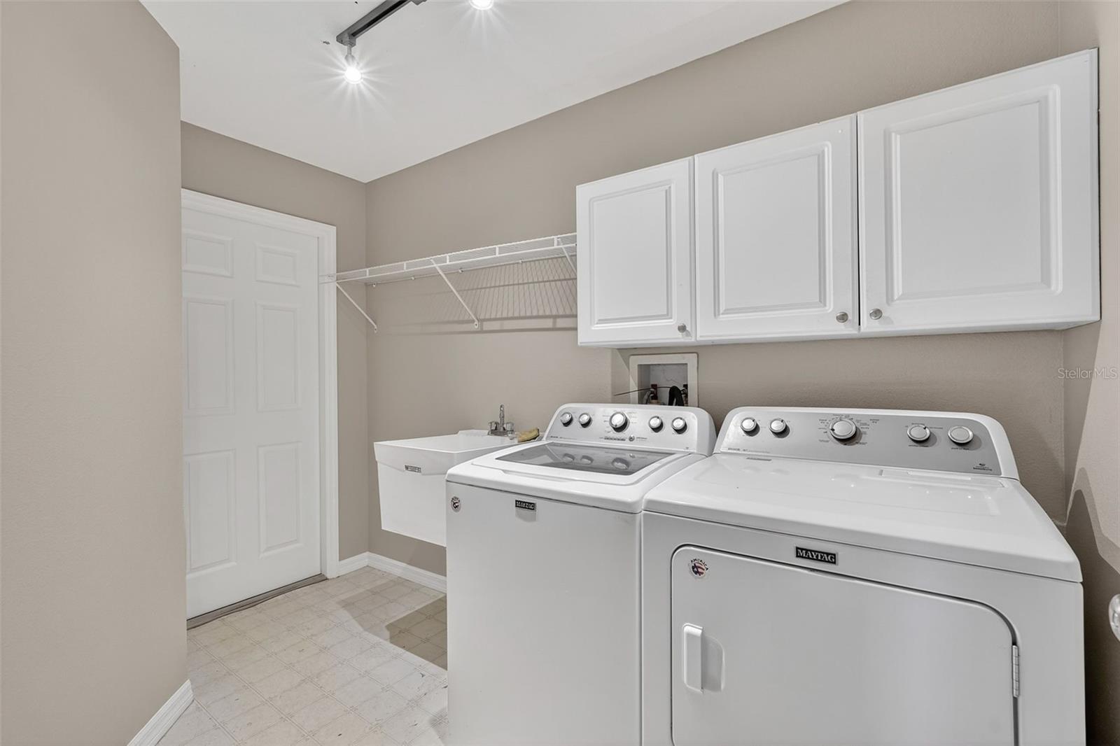 Image 16 of 51 For 4220 Silver Star Drive