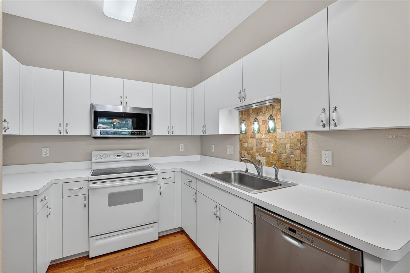 Image 17 of 51 For 4220 Silver Star Drive